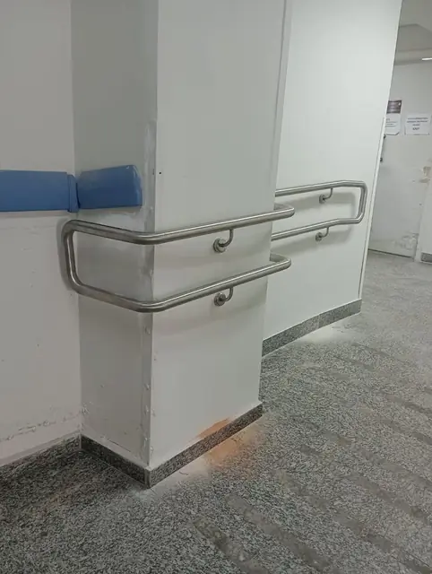 Barras de apoio e corrimão em corredor — Acessibilidade em aço inox