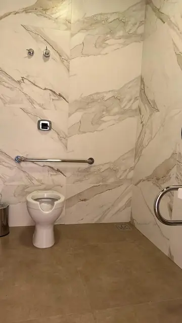 Barras de apoio em sanitário acessível — Acessibilidade em aço inox