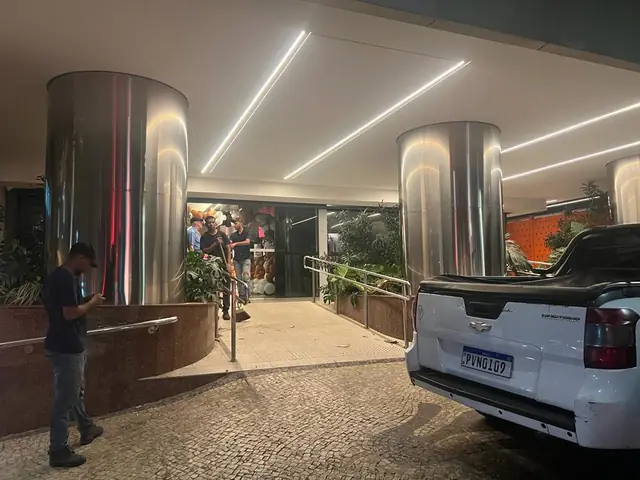 Revestimento de colunas — vista noturna — Arquitetura e revestimentos em aço inox
