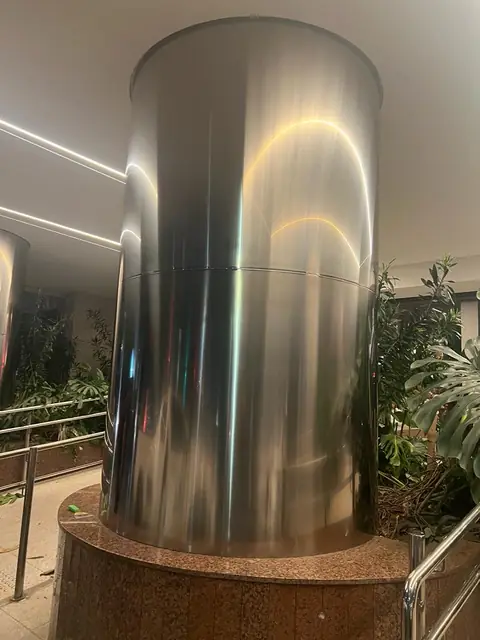 Coluna cilíndrica revestida em inox — Arquitetura e revestimentos em aço inox