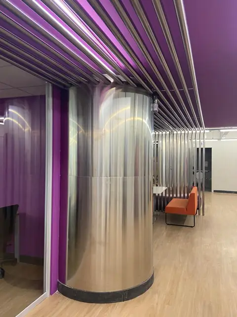 Coluna em inox polido em ambiente interno — Arquitetura e revestimentos em aço inox