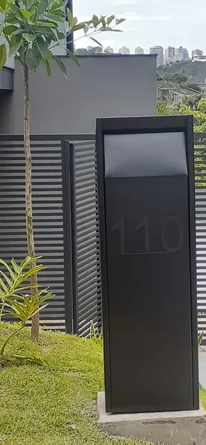 Totem de correspondência preto com inox — Caixas de correspondência em aço inox