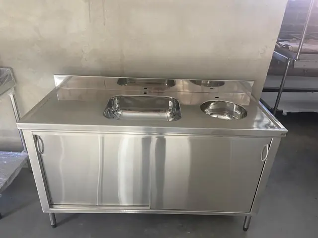 Bancada com cubas e portas — Cozinhas e bancadas em aço inox