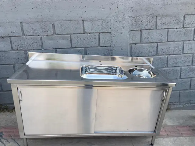 Gabinete em inox com portas de correr — Cozinhas e bancadas em aço inox