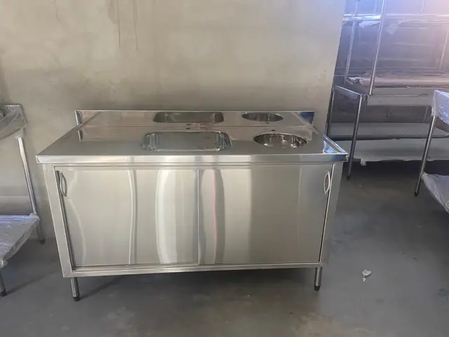 Bancada gabinete para cozinha profissional — Cozinhas e bancadas em aço inox