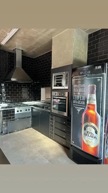 Cozinha profissional com coifas em inox