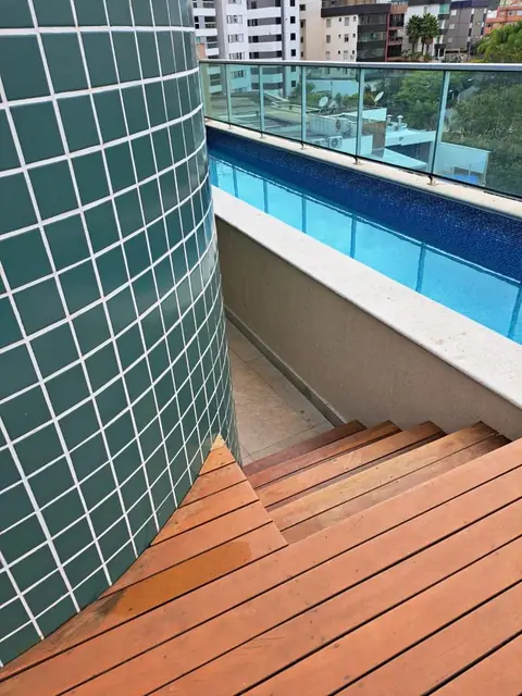 Corrimão em inox em escada de piscina — Guarda-corpos e corrimãos em aço inox