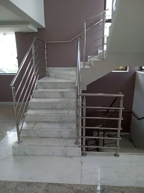 Guarda-corpo em inox com montantes — Guarda-corpos e corrimãos em aço inox