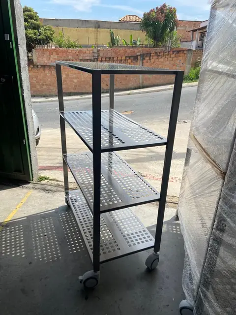 Estante em inox com prateleiras perfuradas — Hospitalar em aço inox
