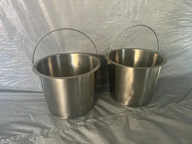 Baldes em inox — Hospitalar em aço inox