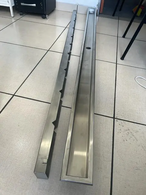 Ralo linear instalado em piso — Ralos e grelhas em aço inox