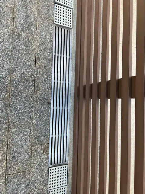 Ralo linear em área externa — Ralos e grelhas em aço inox