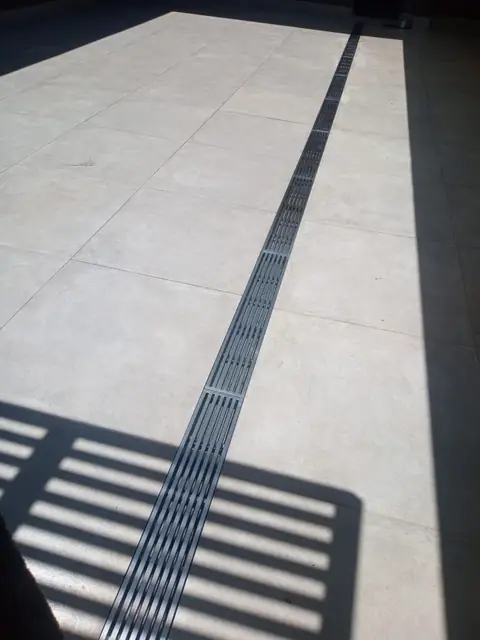 Ralo linear em piso porcelanato — Ralos e grelhas em aço inox