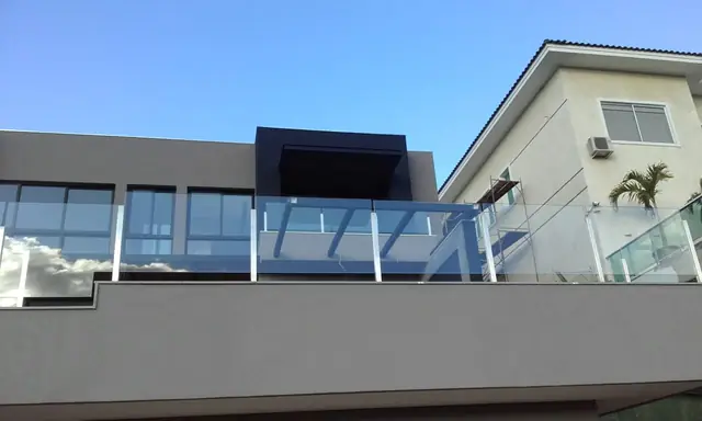 Guarda-corpo de vidro em residência — Residencial e utensílios em aço inox