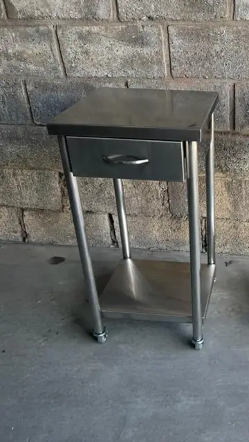 Mesa auxiliar com gaveta