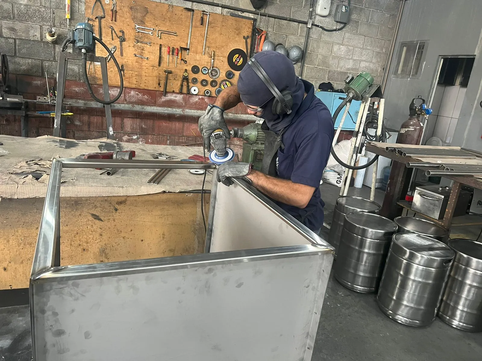Acabamento de peça em aço inox na fábrica da ALPEC