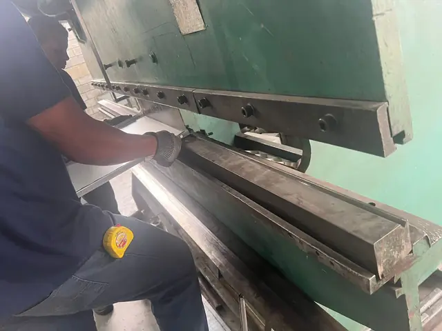 Operador na dobradeira da ALPEC