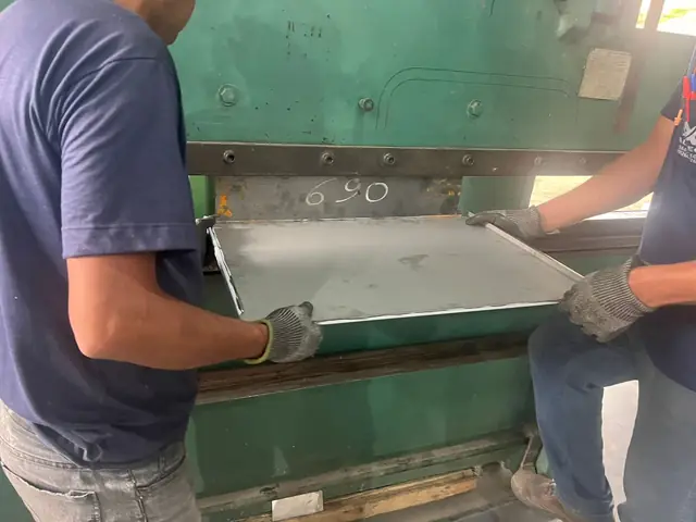 Dobra de chapa de aço inox em dobradeira