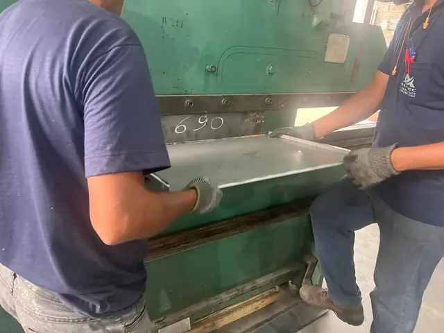 Conformação de bandejas em inox