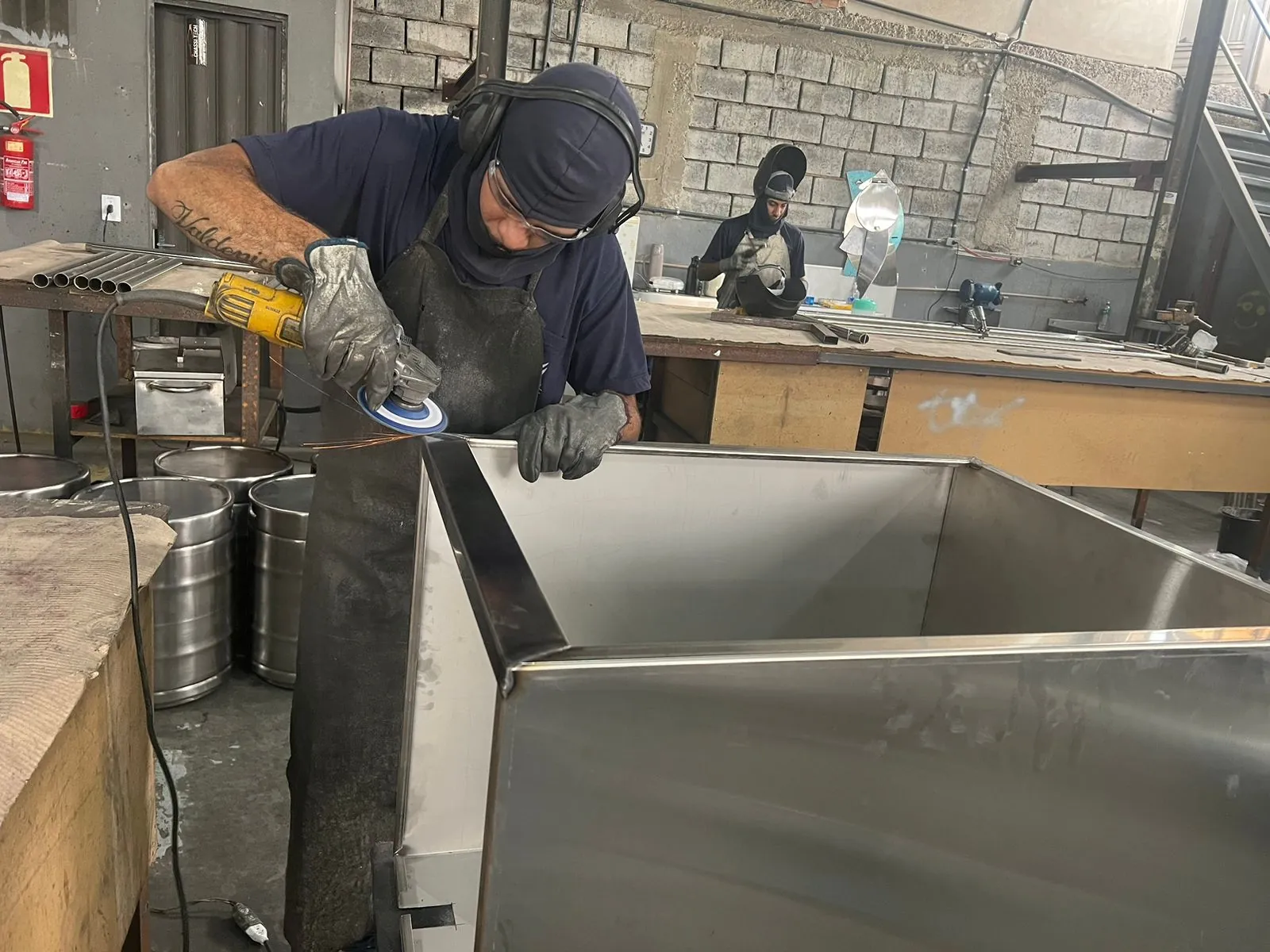Equipe ALPEC fabricando bancada em aço inox