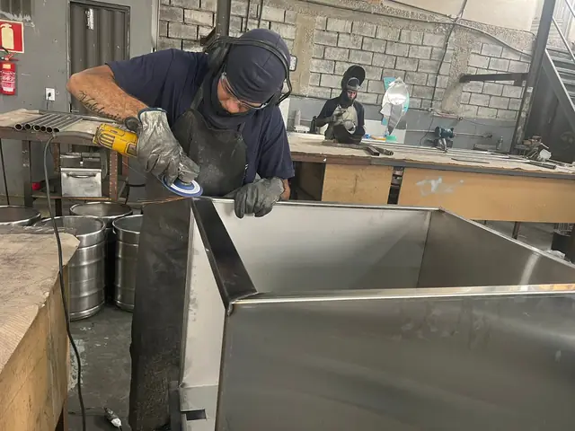 Corte, dobra, solda TIG e polimento de aço inox