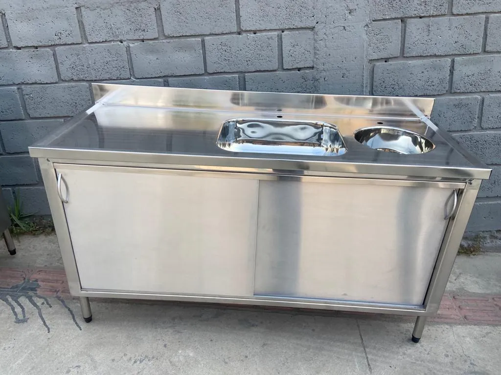 Bancada industrial em aço inox com cubas e portas