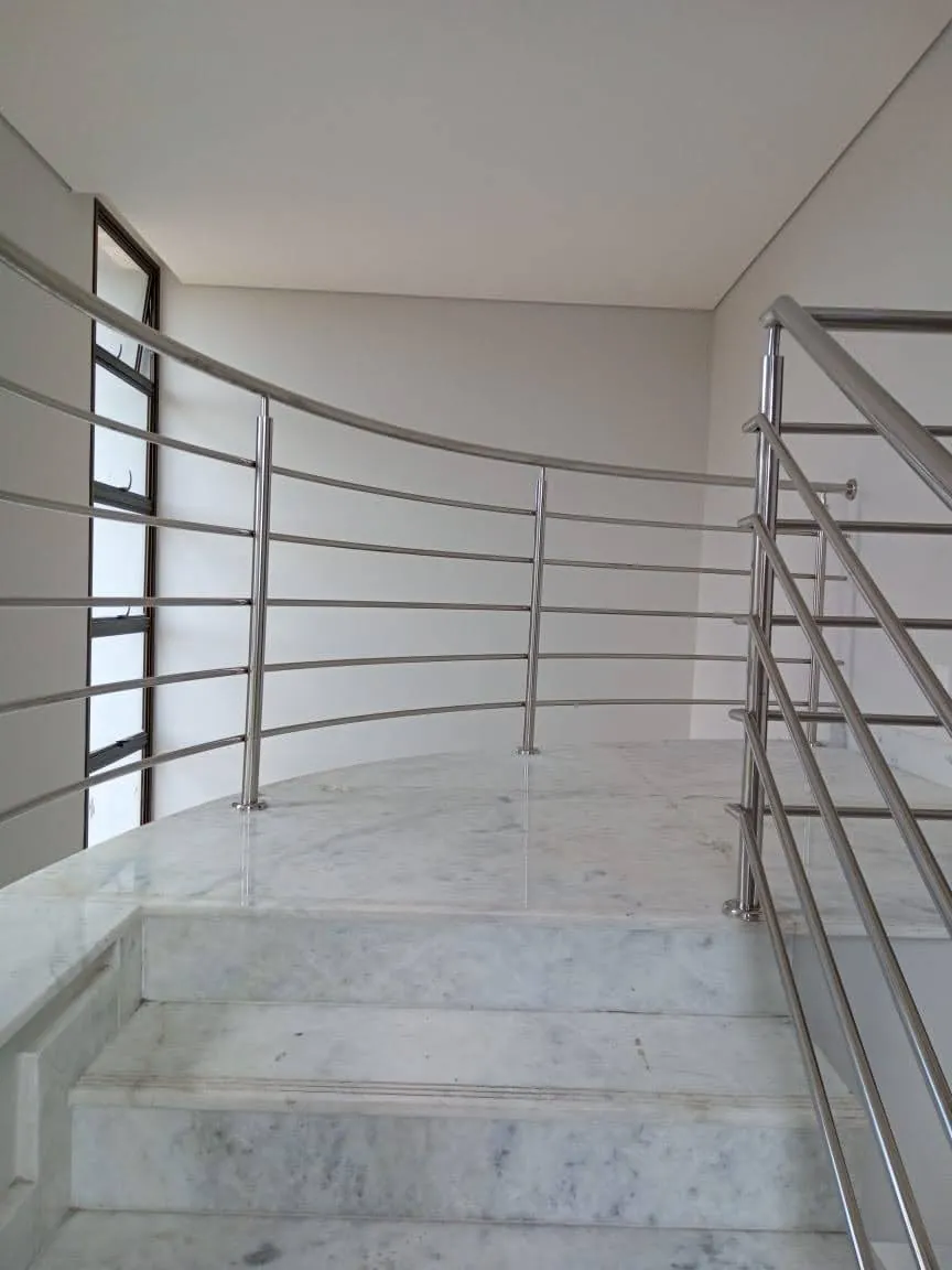 Guarda-corpo em aço inox em escada de mármore